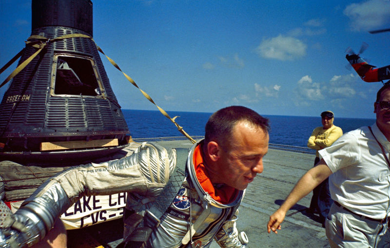 800px-Alan_Shepard_pouso