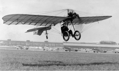 Bundesarchiv_Bild_146-1979-081-13,_Berlin,_Hans_Grade_bei_seinem_Geburtstagsflug kl